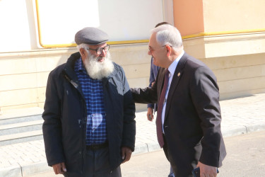 Ağdam Rayon İcra Hakimiyyətinin başçısı Vaqif Həsənov Vətən müharibəsi şəhidinin ailəsini ziyarət edib