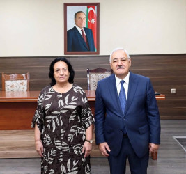 Ağdam Rayon İcra Hakimiyyətinin başçısı Vaqif Həsənov Ağdam şəhər sakini Sevda Əliyevanı qəbul edib