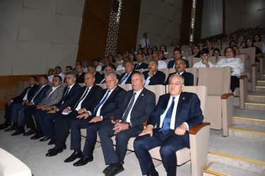 Ağdamda Rayon İcra Hakimiyyətinin başçısı Vaqif Həsənovun yüksək bal toplayaraq ali məktəblərə qəbul olmuş abituriyentlərlə görüşü keçirilib