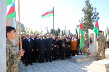 Ağdam Rayon İcra Hakimiyyətinin başçısı Vaqif Həsənov Quzanlı qəsəbə qəbirstanlığında Birinci Qarabağ müharibəsi şəhidlərinin qəbirüstü abidələrini aparılmış abadlıq işlərindən sonra ziyarət edib