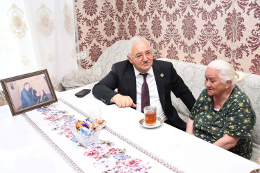 13 may tarixində Ağdam Rayon İcra Hakimiyyətinin başçısı Vaqif Həsənov şəhid ailəsini evində ziyarət edib