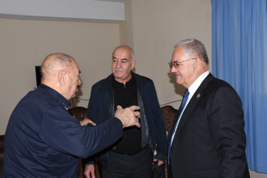 Ağdam Rayon İcra Hakimiyyətinin başçısı Vaqif Həsənov şəhid atasını ziyarət edib