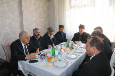 Ağdam Rayon İcra Hakimiyyətinin başçısı Vaqif Həsənov Vətən müharibəsi şəhidinin ailəsini ziyarət edib