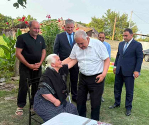 17.07.2026-ci il tarixdə Ağdam Rayon İcra Hakimiyyətinin başçısı Vaqif Həsənov şəhid ailəsinin evində görülmüş işlərlə yerində tanış olub