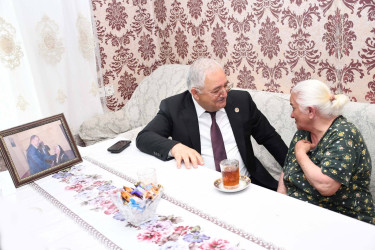 13 may tarixində Ağdam Rayon İcra Hakimiyyətinin başçısı Vaqif Həsənov şəhid ailəsini evində ziyarət edib