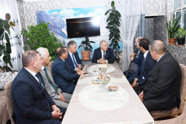 RİH başçısı Vaqif Həsənov Müəllimlər Günündə şəhid müəllimlərin ailələrini ziyarət edib