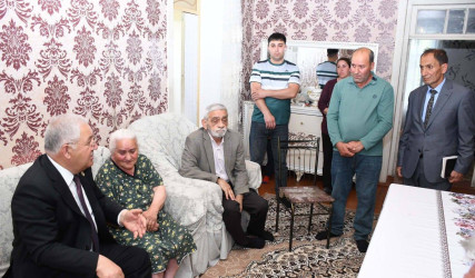 13 may tarixində Ağdam Rayon İcra Hakimiyyətinin başçısı Vaqif Həsənov şəhid ailəsini evində ziyarət edib