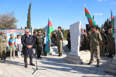 Ağdam Rayon İcra Hakimiyyətinin başçısı Vaqif Həsənov Quzanlı qəsəbə qəbirstanlığında Birinci Qarabağ müharibəsi şəhidlərinin qəbirüstü abidələrini aparılmış abadlıq işlərindən sonra ziyarət edib