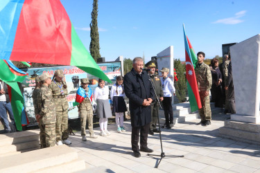 Ağdam Rayon İcra Hakimiyyətinin başçısı Vaqif Həsənov Quzanlı qəsəbə qəbirstanlığında Birinci Qarabağ müharibəsi şəhidlərinin qəbirüstü abidələrini aparılmış abadlıq işlərindən sonra ziyarət edib