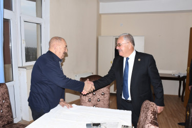 Ağdam Rayon İcra Hakimiyyətinin başçısı Vaqif Həsənov şəhid atasını ziyarət edib
