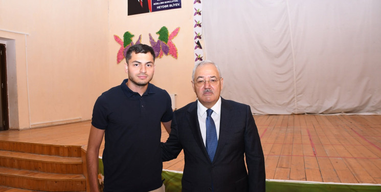 Ağdam Rayon İcra Hakimiyyətinin başçısı Vaqif Həsənov milli dərəcəli futbol hakimi İmami Rəhman Məzahir oğlunu qəbul edib
