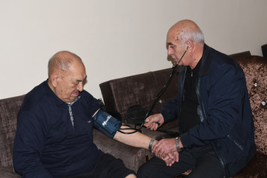 Ağdam Rayon İcra Hakimiyyətinin başçısı Vaqif Həsənov şəhid atasını ziyarət edib