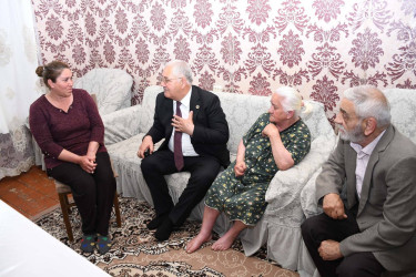 13 may tarixində Ağdam Rayon İcra Hakimiyyətinin başçısı Vaqif Həsənov şəhid ailəsini evində ziyarət edib