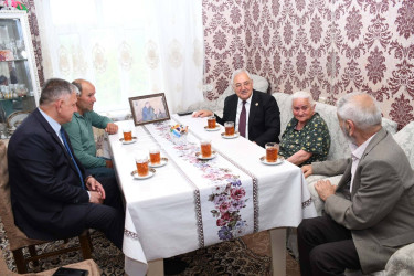 13 may tarixində Ağdam Rayon İcra Hakimiyyətinin başçısı Vaqif Həsənov şəhid ailəsini evində ziyarət edib